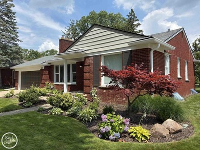 THIS HOUSE IS MOVE-IN READY! This unusual opportunity doesn't - photo 2