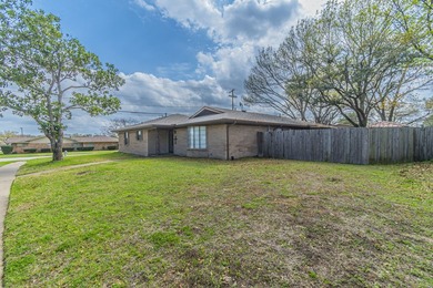 Well-maintained 3-bedroom, 2-bath home situated on a spacious - photo 22