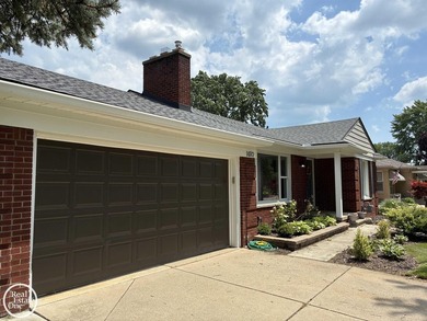 THIS HOUSE IS MOVE-IN READY! This unusual opportunity doesn't - photo 3