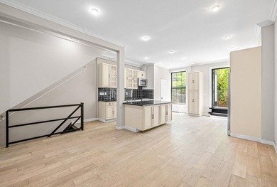 A rare opportunity to acquire a renovated three-family townhouse - photo 1