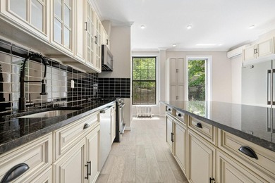 A rare opportunity to acquire a renovated three-family townhouse - photo 2
