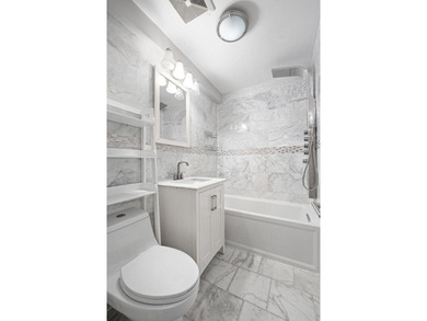 A rare opportunity to acquire a renovated three-family townhouse - photo 4