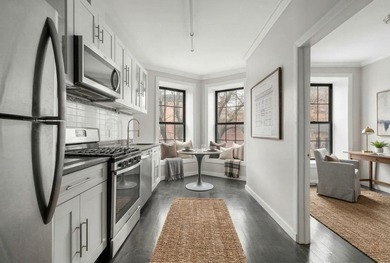 A rare opportunity to acquire a renovated three-family townhouse - photo 5