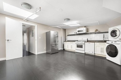 A rare opportunity to acquire a renovated three-family townhouse - photo 7