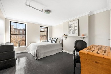 A rare opportunity to acquire a renovated three-family townhouse - photo 8