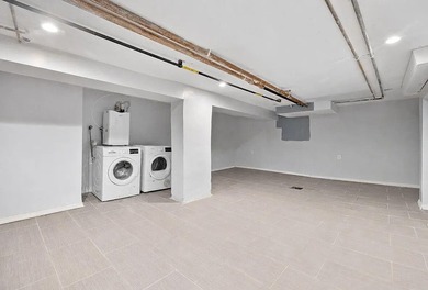 A rare opportunity to acquire a renovated three-family townhouse - photo 10