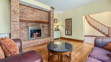 Some homes simply check the boxes. This one defines the - photo 6