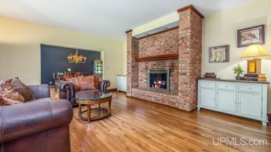 Some homes simply check the boxes. This one defines the - photo 7
