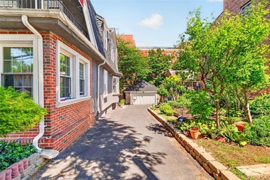 3BR | 4Ba | Elegant pre-war residence on a DOUBLE LOT with - photo 2
