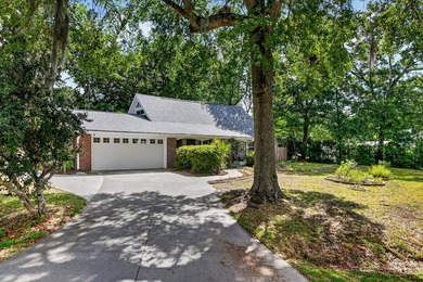 Tucked into the Queensborough neighborhood on James Island, this - photo 1