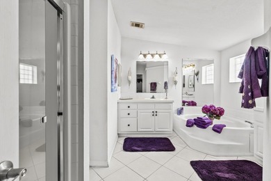 WOW! HUGE PRICE DROP!!! This charming split floor plan 2 car - photo 21
