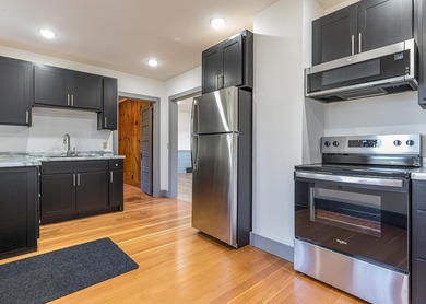 Completely renovated and charming property on wooded 0.75 Acre - photo 3