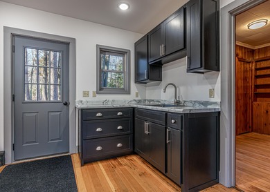 Completely renovated and charming property on wooded 0.75 Acre - photo 4