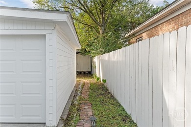 Back on Market at no fault to the seller! RENOVATED & UNIQUE! - photo 31