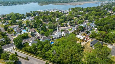 Welcome home to this custom mother-daughter home on desirable - photo 4