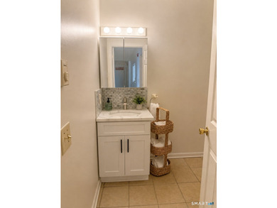 Move right into this beautifully updated 1-bedroom, 1-bath condo - photo 11