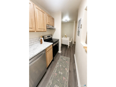 Move right into this beautifully updated 1-bedroom, 1-bath condo - photo 17