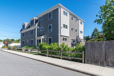 Rare find in the heart of Newport! This young, FIRST FLOOR ONE - photo 4