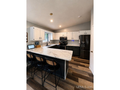 Welcome home to this beautifully maintained, move-in ready ranch - photo 2