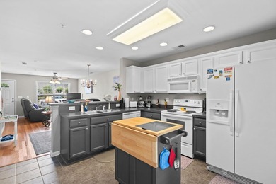 Welcome to easy coastal living in the highly sought-after - photo 4