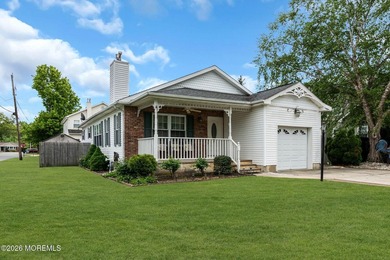 BACK ON THE MARKET! Available immediately and easy to show. This - photo 2