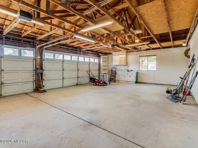 Very nice and well cared for single story 4 bedroom-2 bath home - photo 29