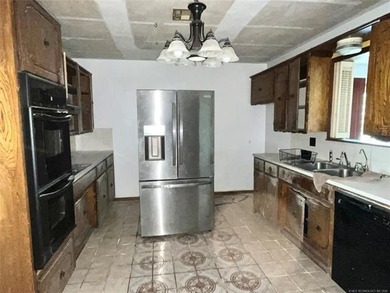 With some TLC this home could have it all! Located in Arrowhead - photo 6