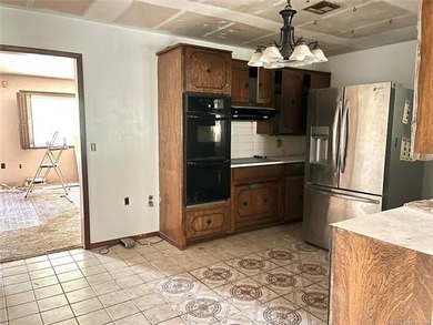 With some TLC this home could have it all! Located in Arrowhead - photo 7