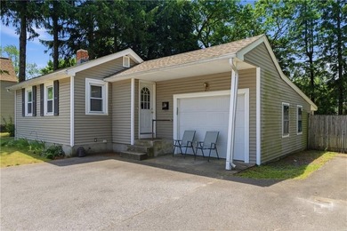 This nice 900-square-foot home offers comfortable living in a - photo 2