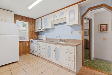 This nice 900-square-foot home offers comfortable living in a - photo 3