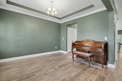 Welcome to this spacious 5-bedroom, 3.5-bath Kensington floor - photo 8