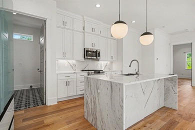 Beautifully upgraded custom home just a short walk, golf cart - photo 8