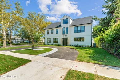 An elegant 8 bedroom, 5 bathroom coastal residence with a - photo 1