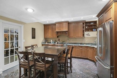Welcome home! Freshly painted walls and crisp trim throughout - photo 52