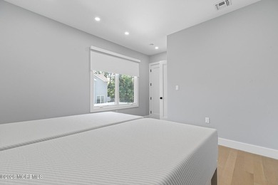 An elegant 8 bedroom, 5 bathroom coastal residence with a - photo 2