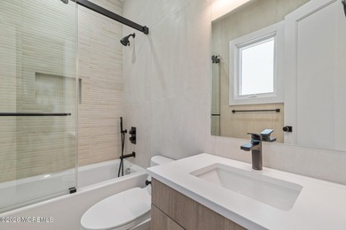 An elegant 8 bedroom, 5 bathroom coastal residence with a - photo 5