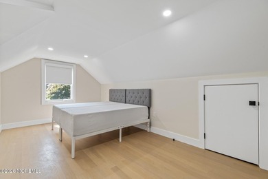 An elegant 8 bedroom, 5 bathroom coastal residence with a - photo 6