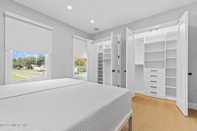 An elegant 8 bedroom, 5 bathroom coastal residence with a - photo 7