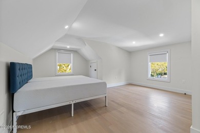 An elegant 8 bedroom, 5 bathroom coastal residence with a - photo 8
