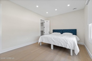 An elegant 8 bedroom, 5 bathroom coastal residence with a - photo 9