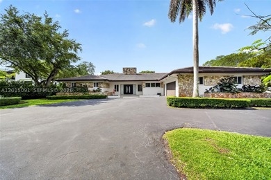 Welcome to Casa La Roca, located in the heart of Pinecrest. This - photo 2