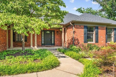 Luxury Golf Course Living Awaits! Sprawling ranch home sits near - photo 4