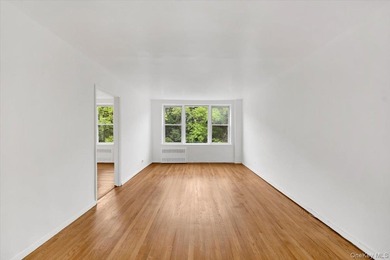 Woodlawn Heights! Welcome to this oversized co-op. A commuters