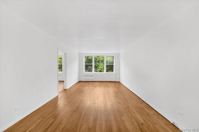 Woodlawn Heights! Welcome to this oversized co-op. A commuters