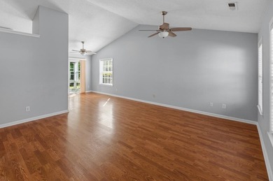 Sweet home with 3 bedrooms, 2 baths and a 2 car garage situated - photo 6