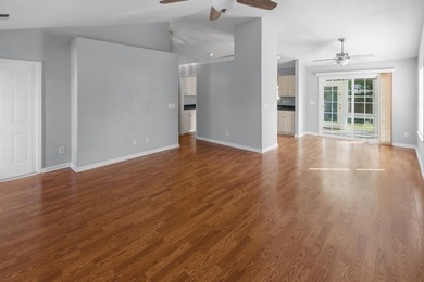Sweet home with 3 bedrooms, 2 baths and a 2 car garage situated - photo 7