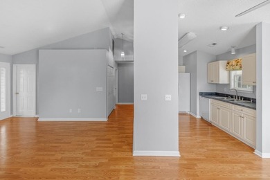Sweet home with 3 bedrooms, 2 baths and a 2 car garage situated - photo 9