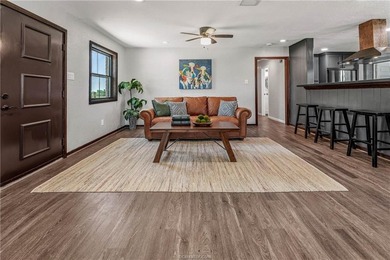 PASTURES, PONDS & PRIVACY: Located between Dallas, Houston &