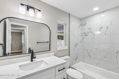 Beautiful 3 bedroom/2 Bath POOL home. Totally renovated and - photo 31