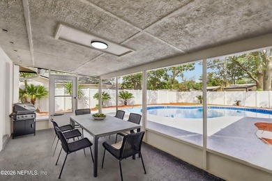 Beautiful 3 bedroom/2 Bath POOL home. Totally renovated and - photo 34